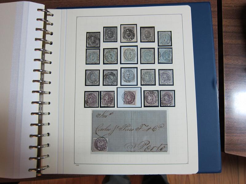 0019 (195).JPG -     Lote:    19      Marcofilia      Lotes Especiais       Descrição:         Portugal. Colecção especializada de carimbos de duplo círculo, tipo 1852, montada em 4 álbuns Lindner, com selos de diversas emissões e cartas, com estudo minucioso de cada marca. Lote a ver.         Lote       Valor Base:     &euro; 2.500,00     Valor Venda:     Retirado     